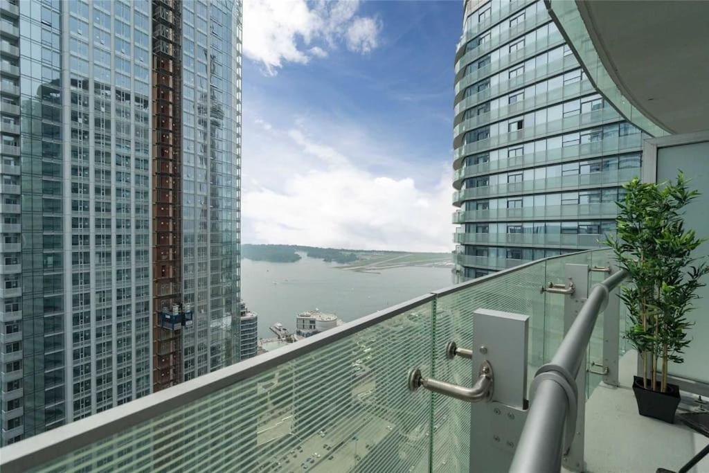 New Superior Lakeview Luxury 3-bedroom On High Floor