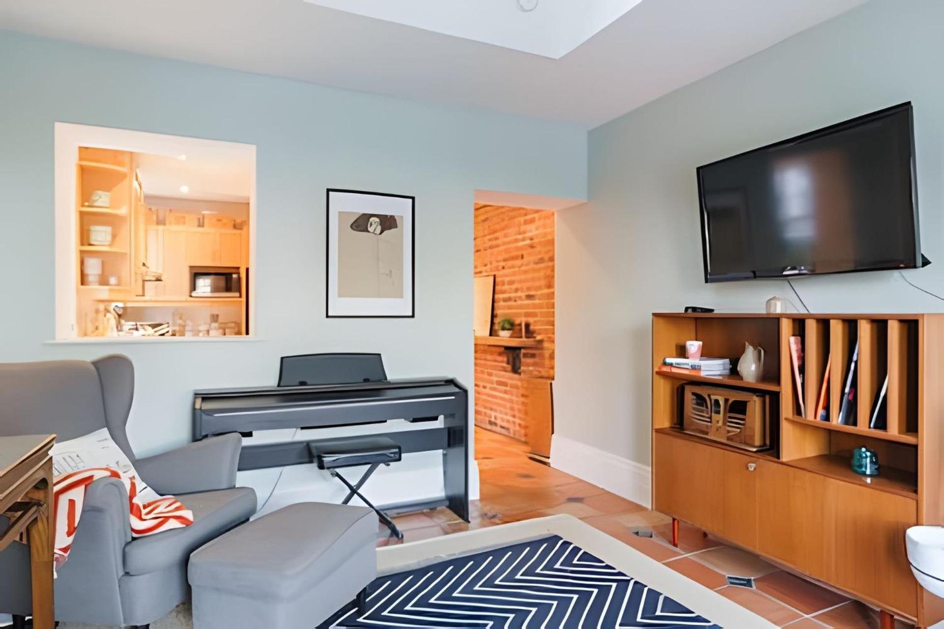 Charming Family House 3 Bdr With Balcony Holiday home Toronto