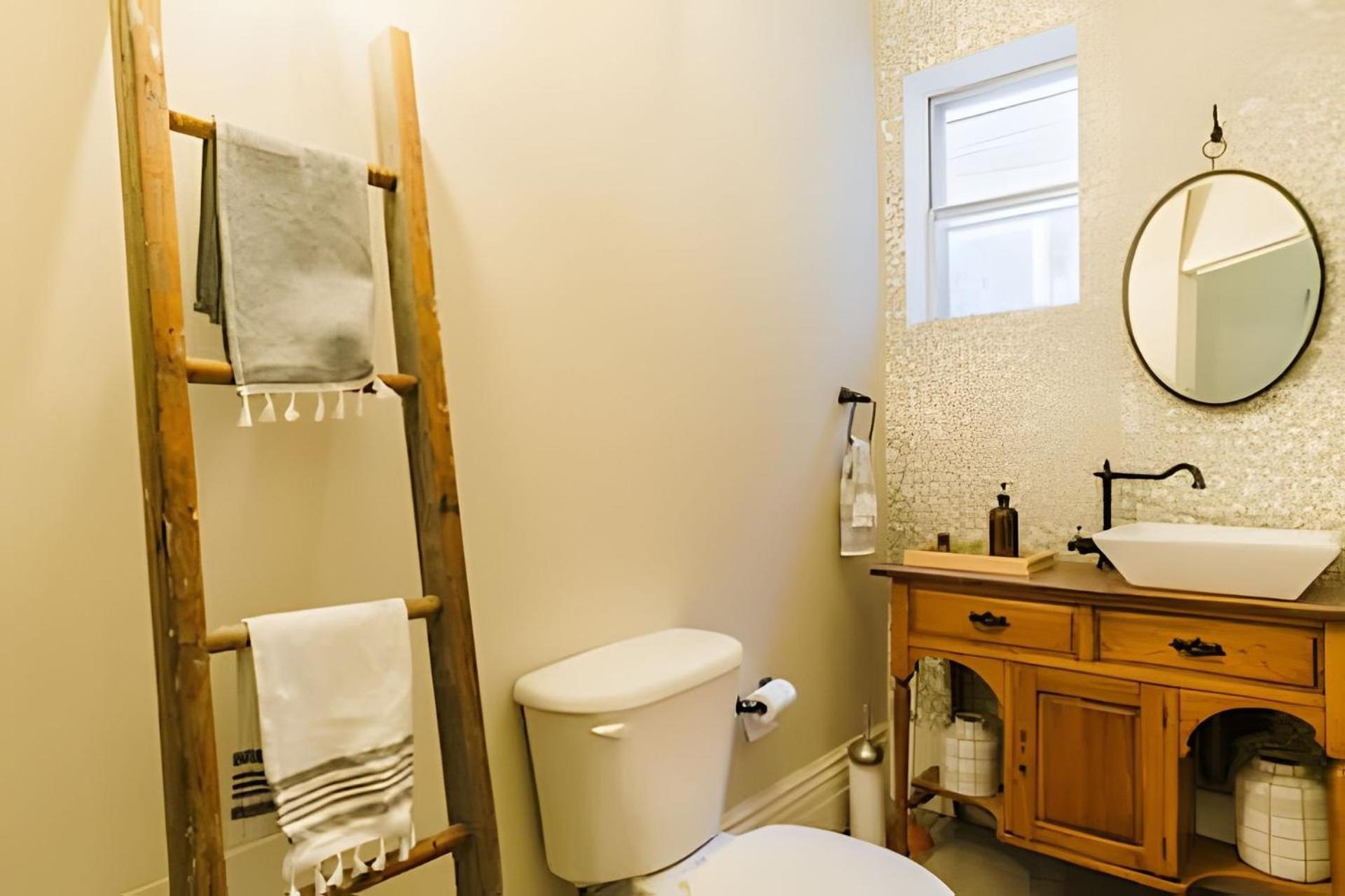 Charming Family House 3 Bdr With Balcony * Toronto