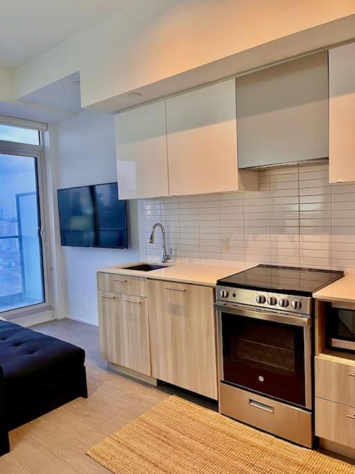 Downtown High-rise Near Eaton Centre * Toronto