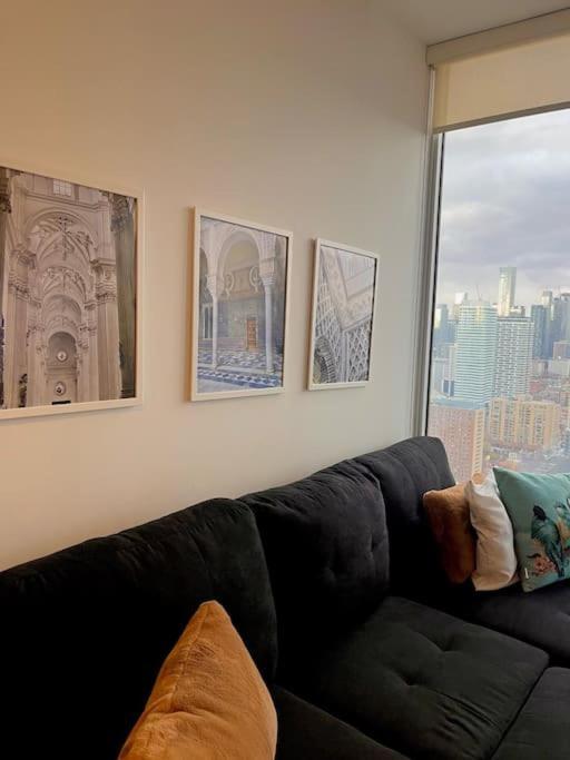 Apartment Downtown High-rise Near Eaton Centre