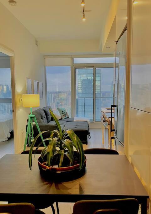 Downtown High-rise Near Eaton Centre Apartment Toronto