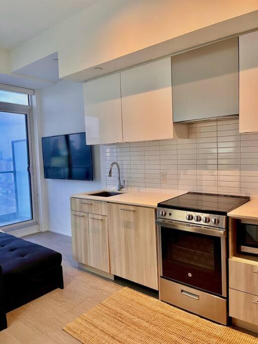 Downtown High-rise Near Eaton Centre * Toronto