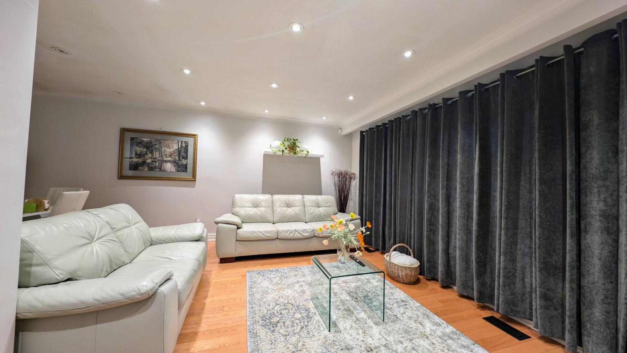 Bright Cozy In Scarborough, Toronto! Holiday home