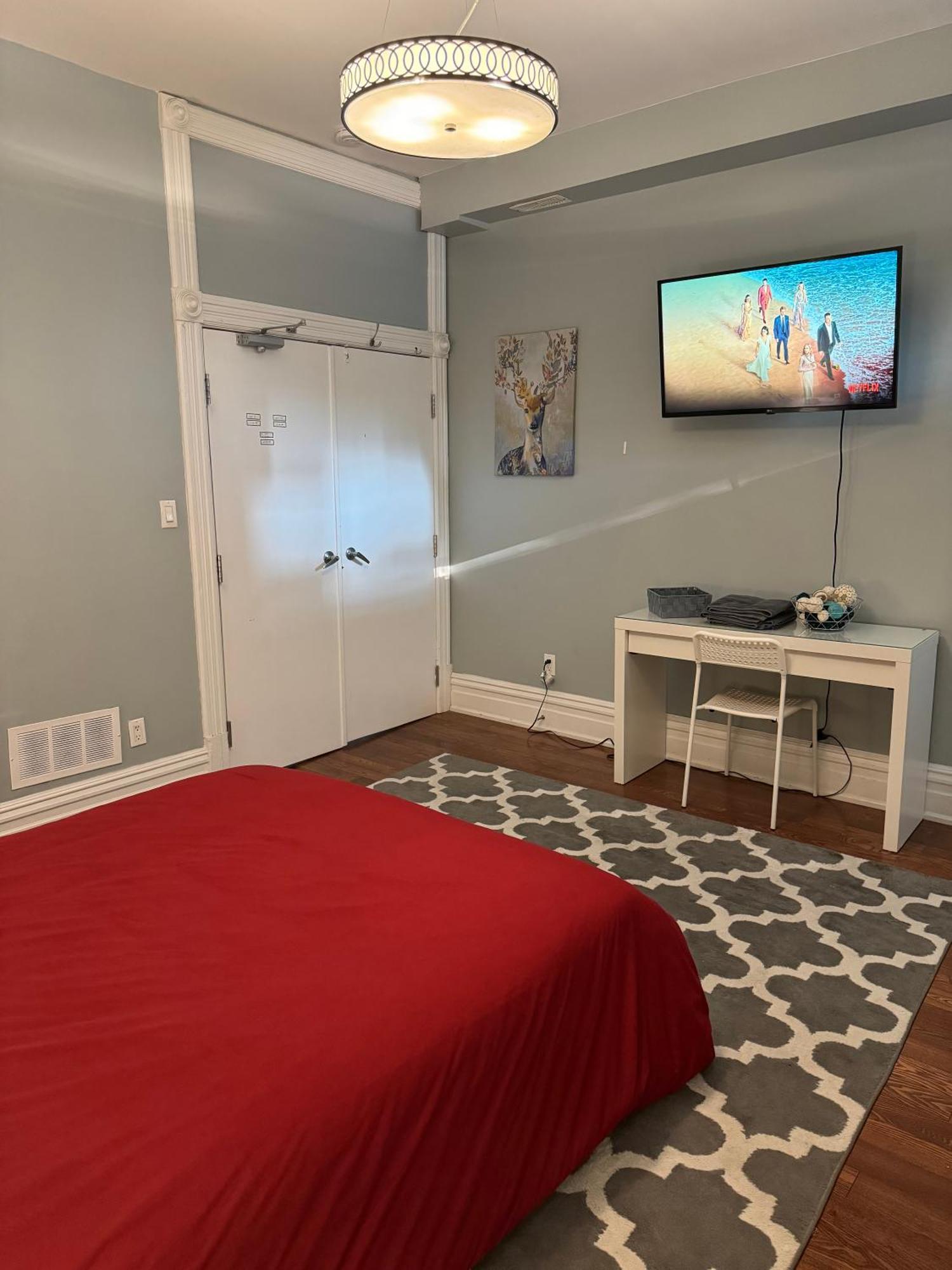 Spacious Townhouse Close To Dundas Square!