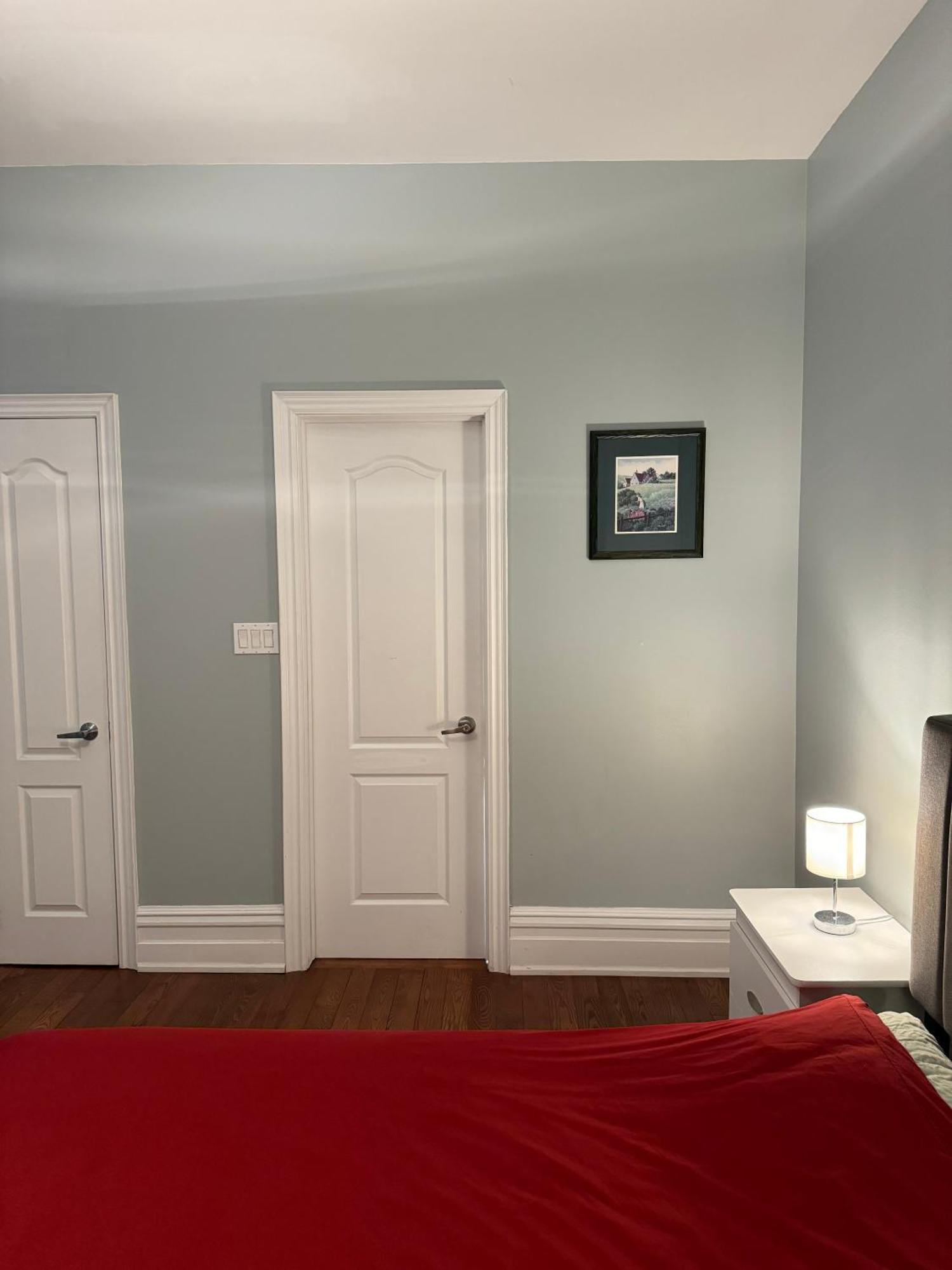 Spacious Townhouse Close To Dundas Square! *