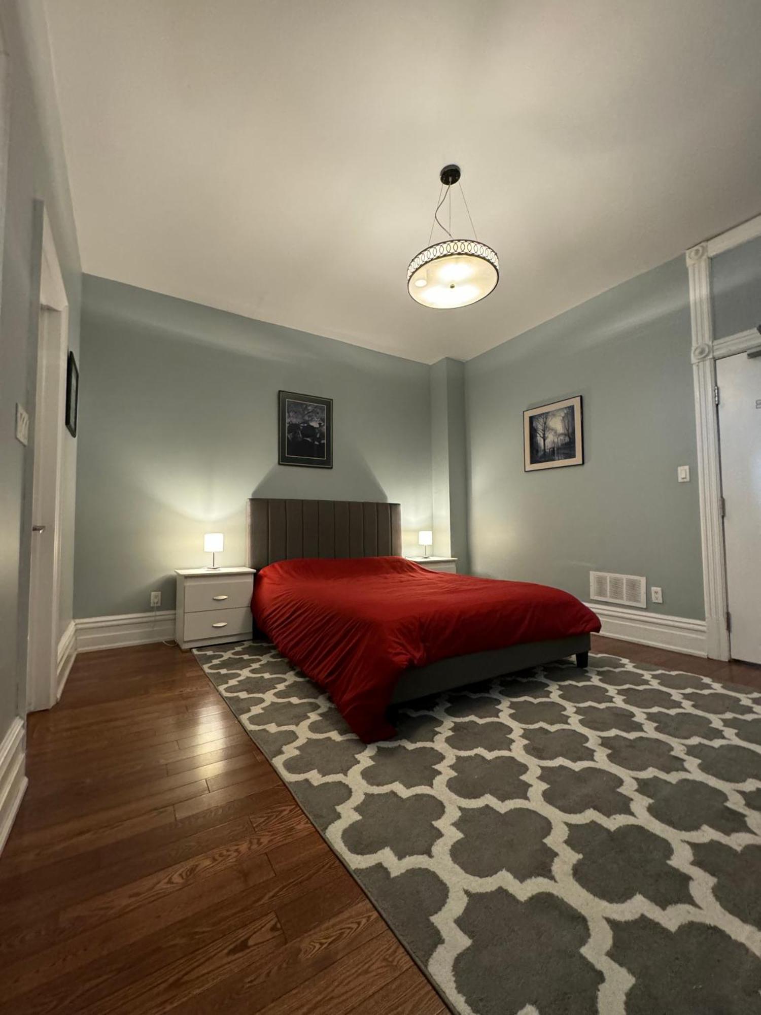 Spacious Townhouse Close To Dundas Square! * Toronto
