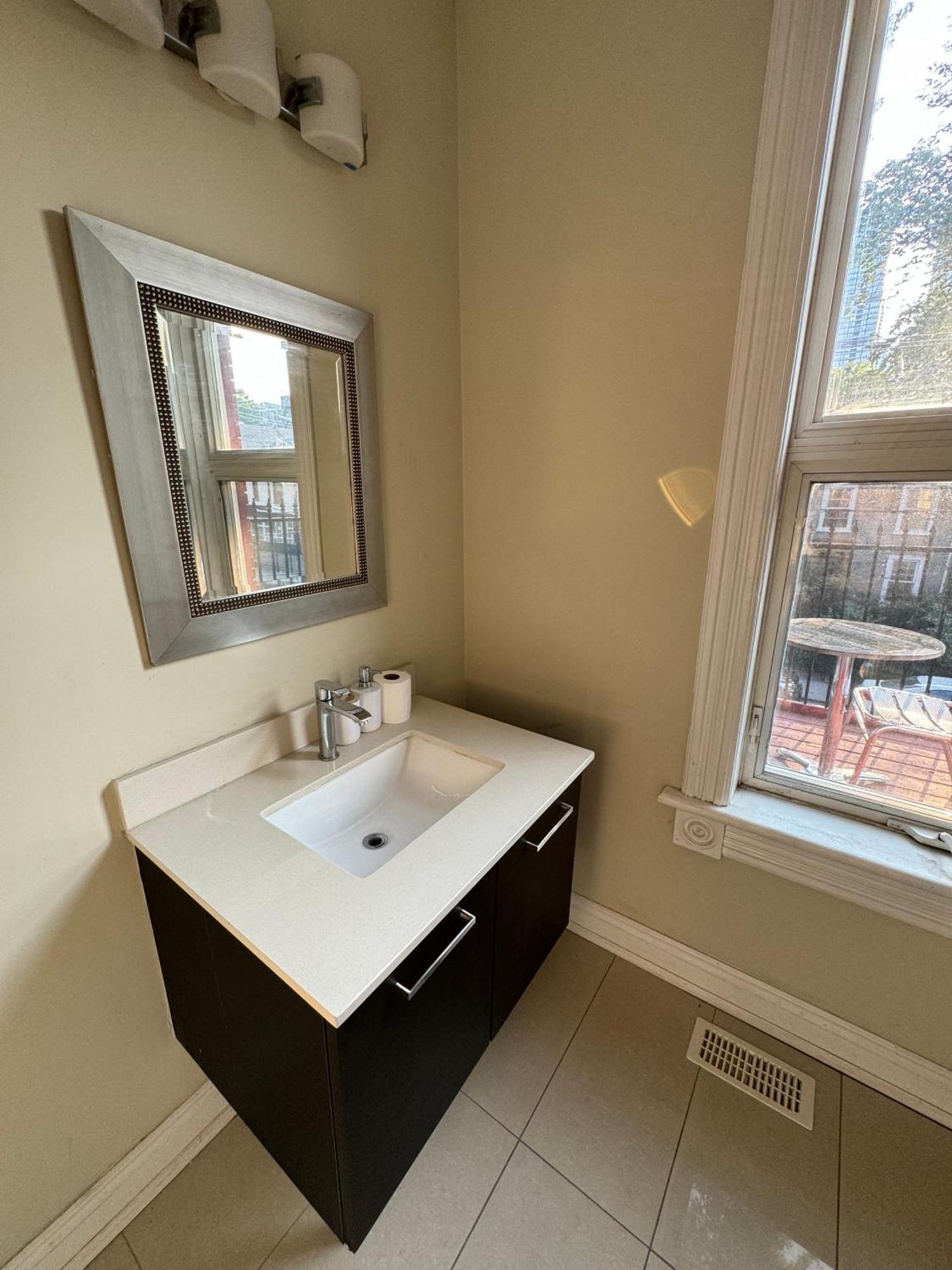 Spacious Townhouse Close To Dundas Square! Guest house