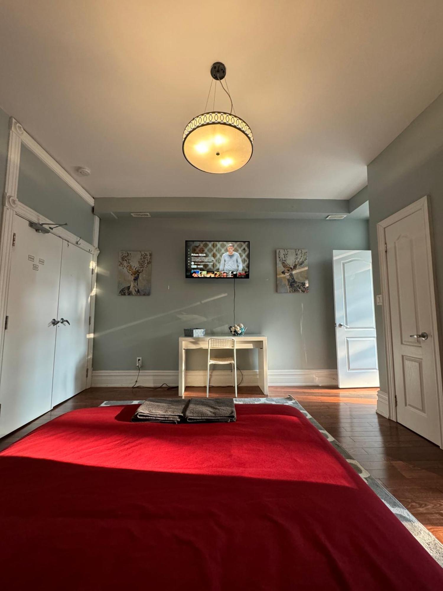Spacious Townhouse Close To Dundas Square! Guest house Toronto