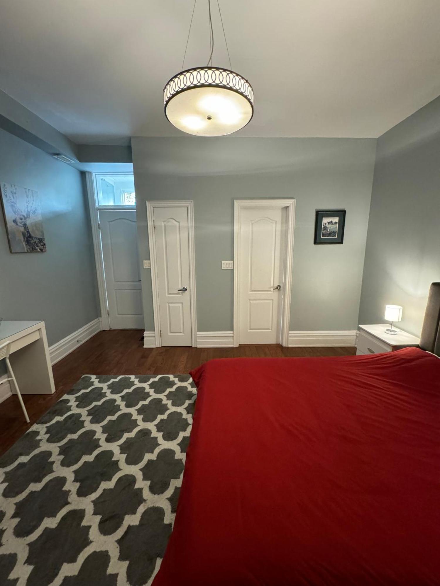 Spacious Townhouse Close To Dundas Square! Toronto