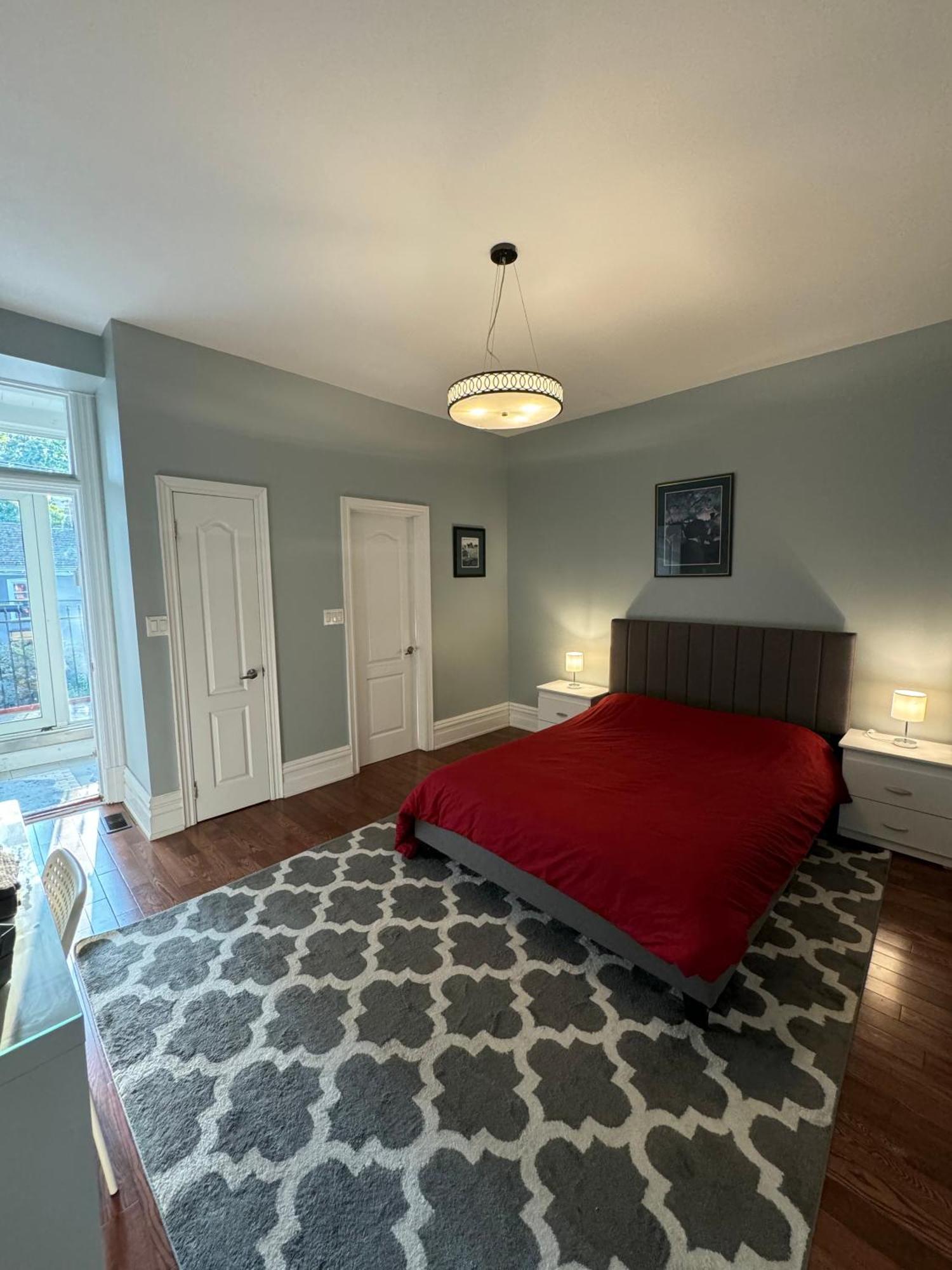 Spacious Townhouse Close To Dundas Square!