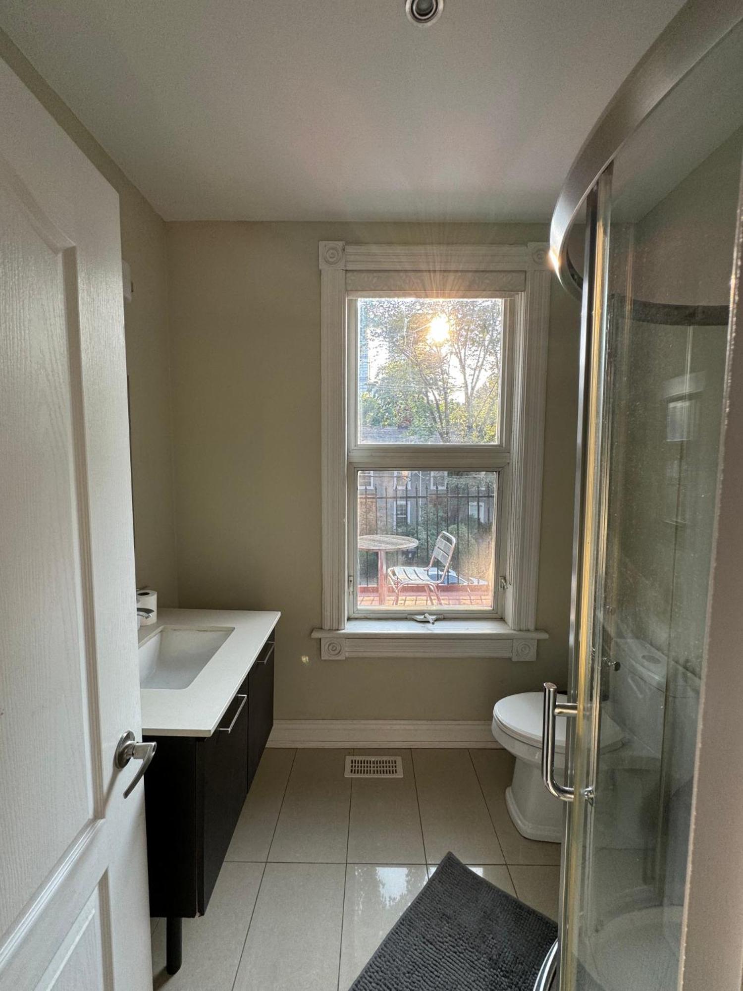 Guest house Spacious Townhouse Close To Dundas Square!