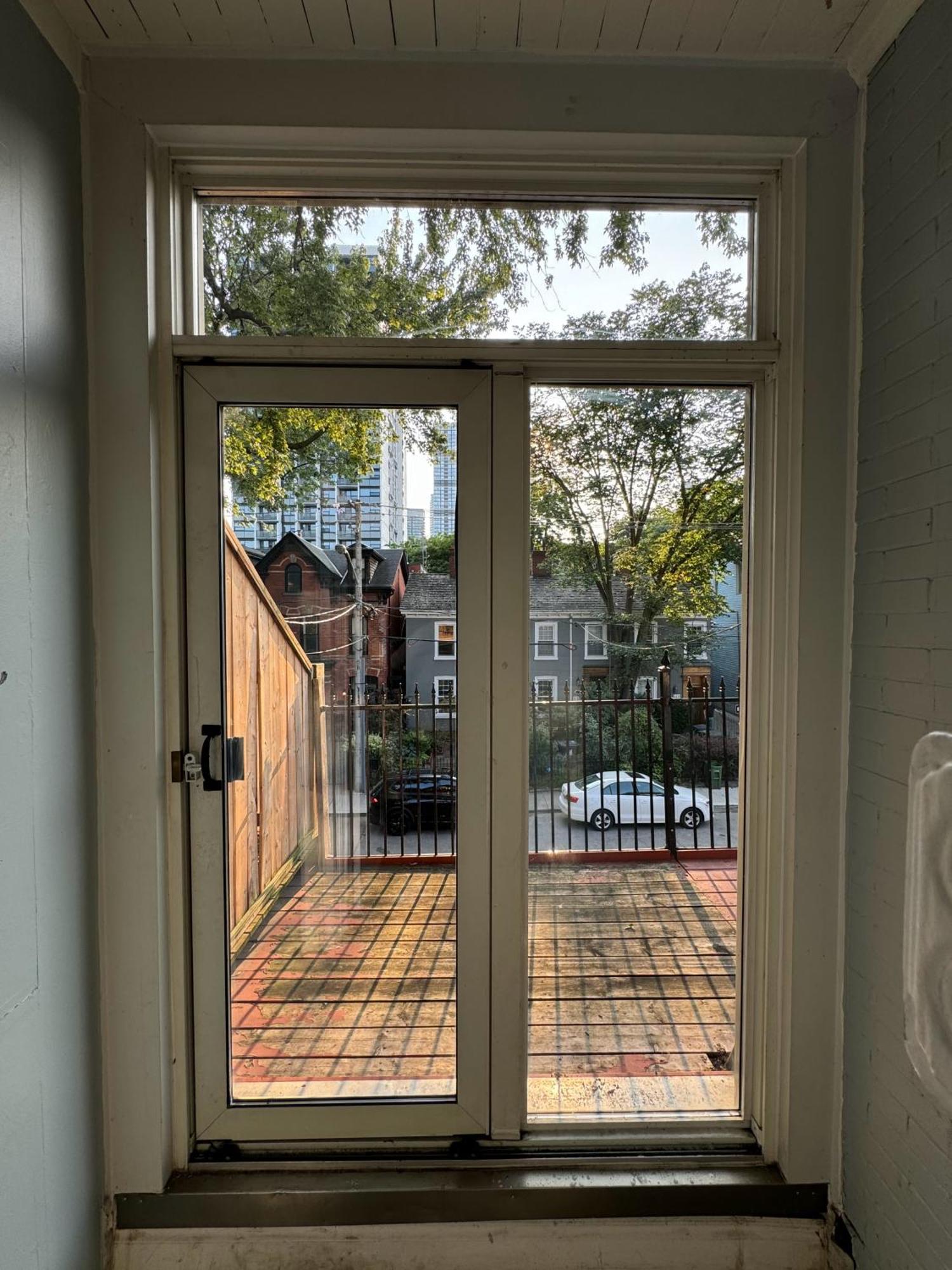Spacious Townhouse Close To Dundas Square! *