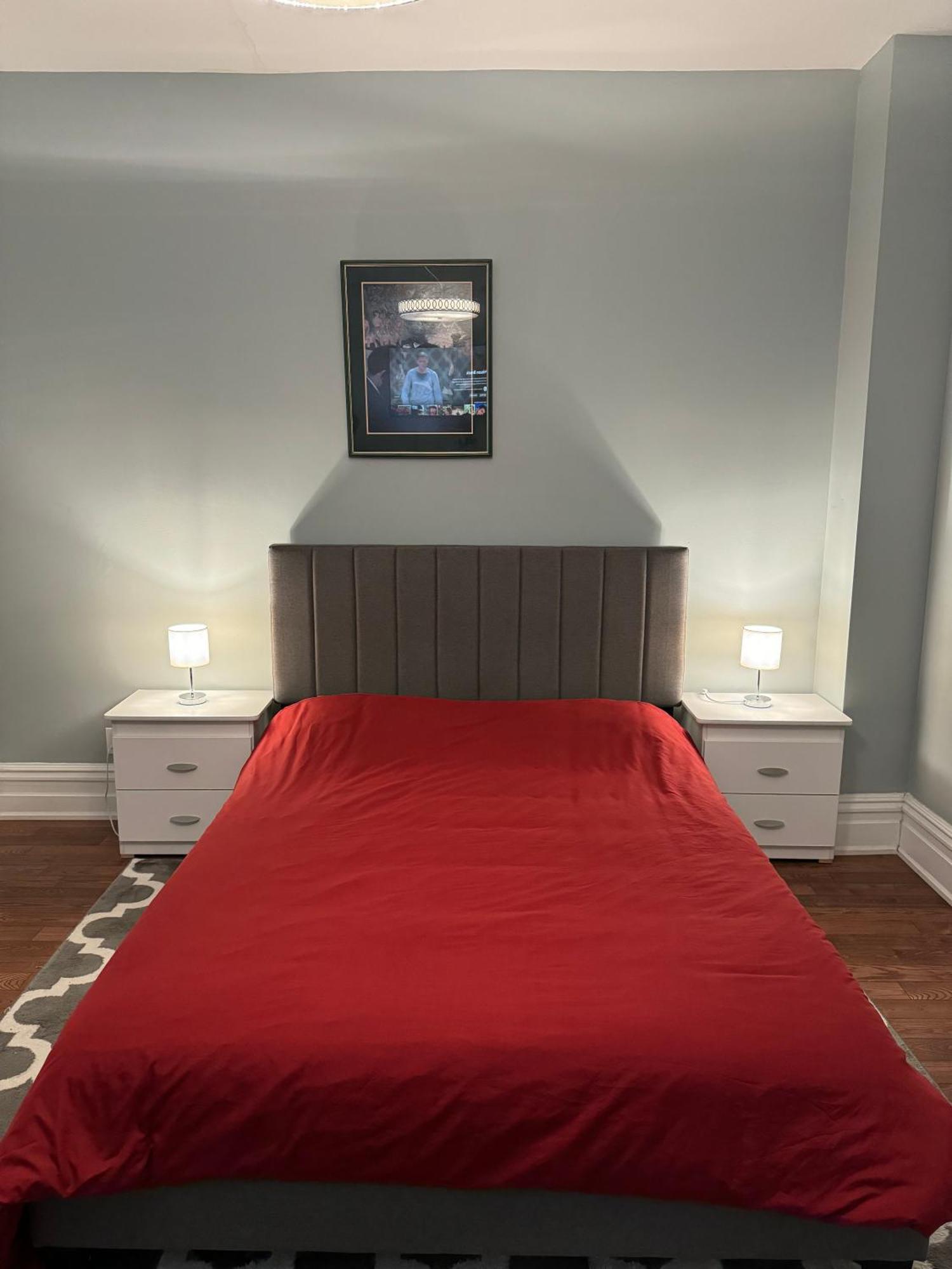 Spacious Townhouse Close To Dundas Square! Guest house *
