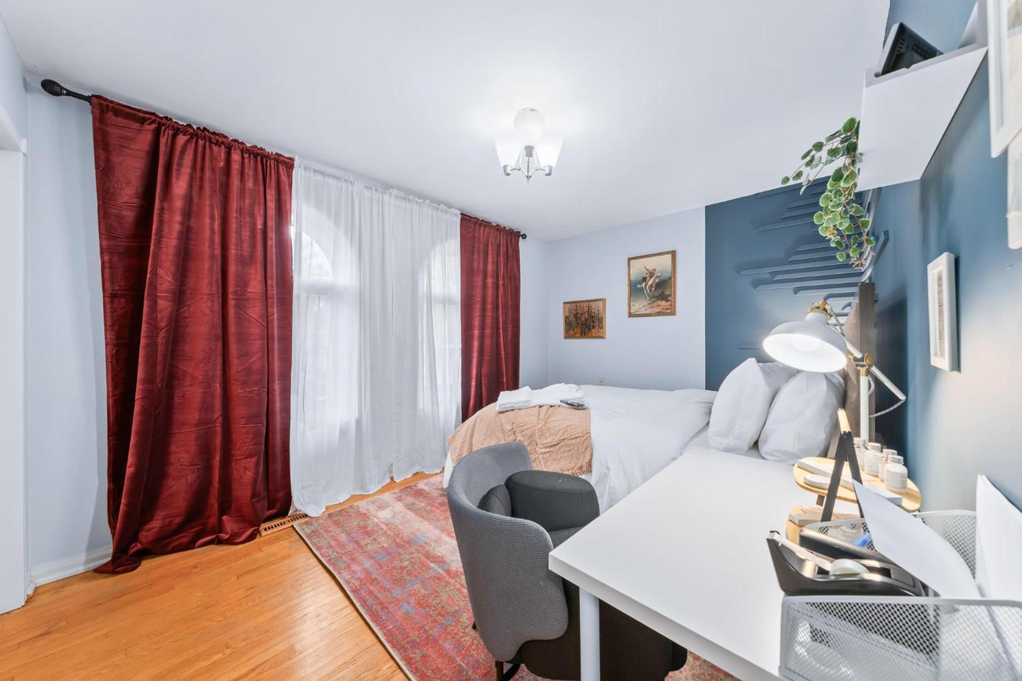 Holiday home Private Bedroom In A House Close To Subway With Free Parking