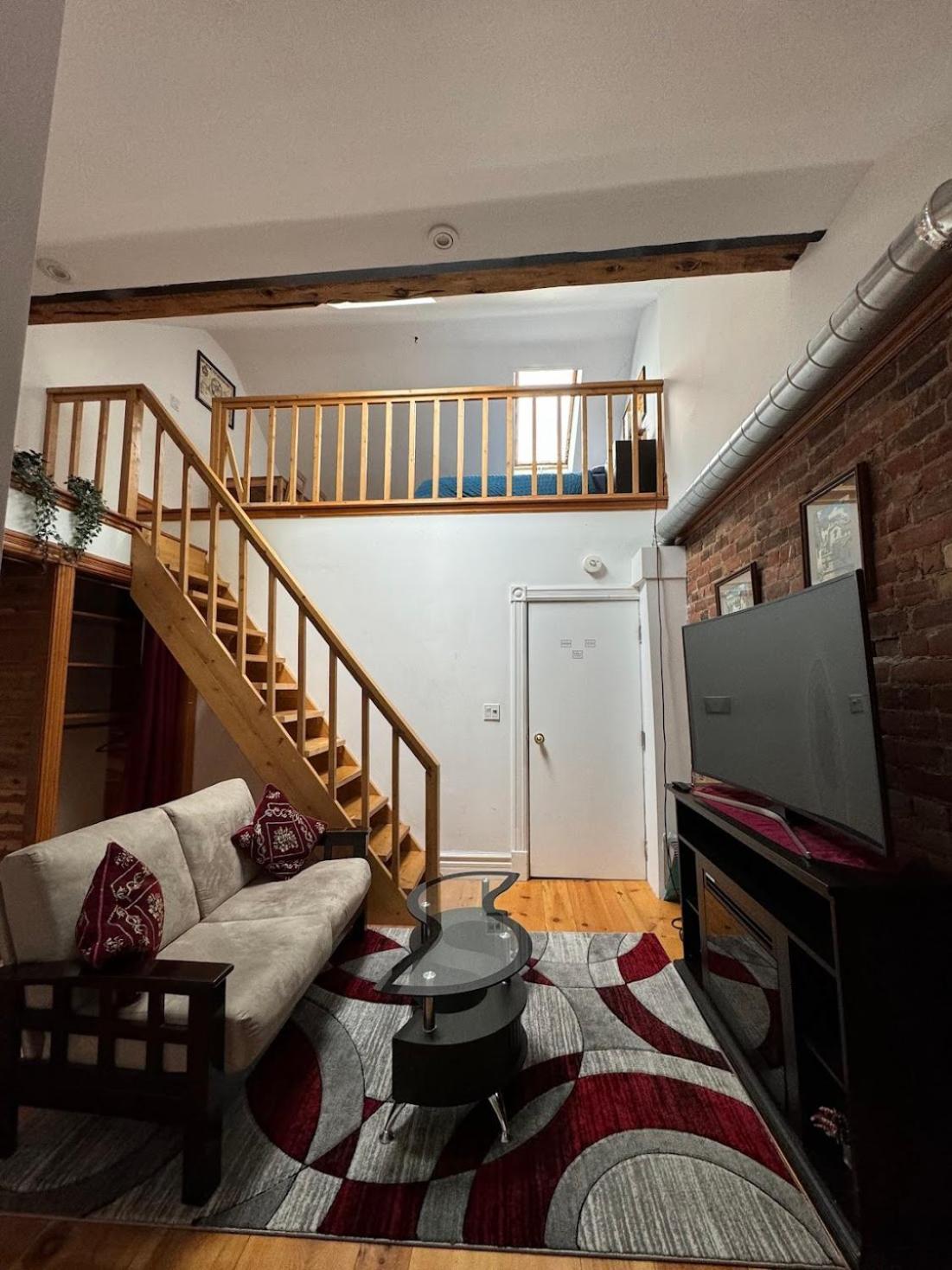 Guest house Spacious Townhouse Close To Dundas Square!