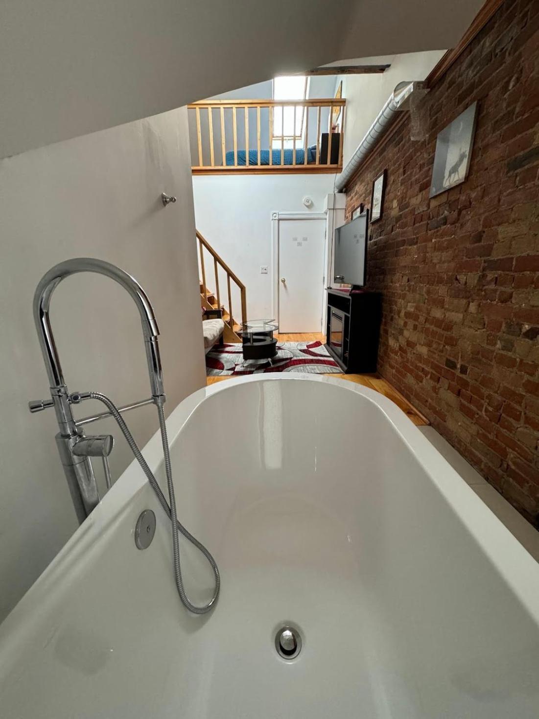 Spacious Townhouse Close To Dundas Square! * Toronto