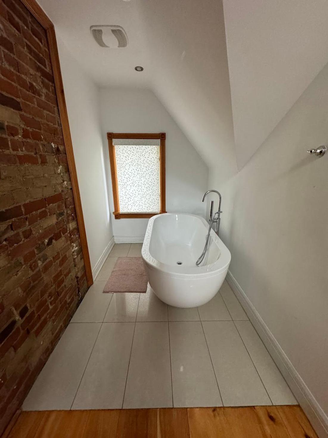 Spacious Townhouse Close To Dundas Square! Guest house Toronto