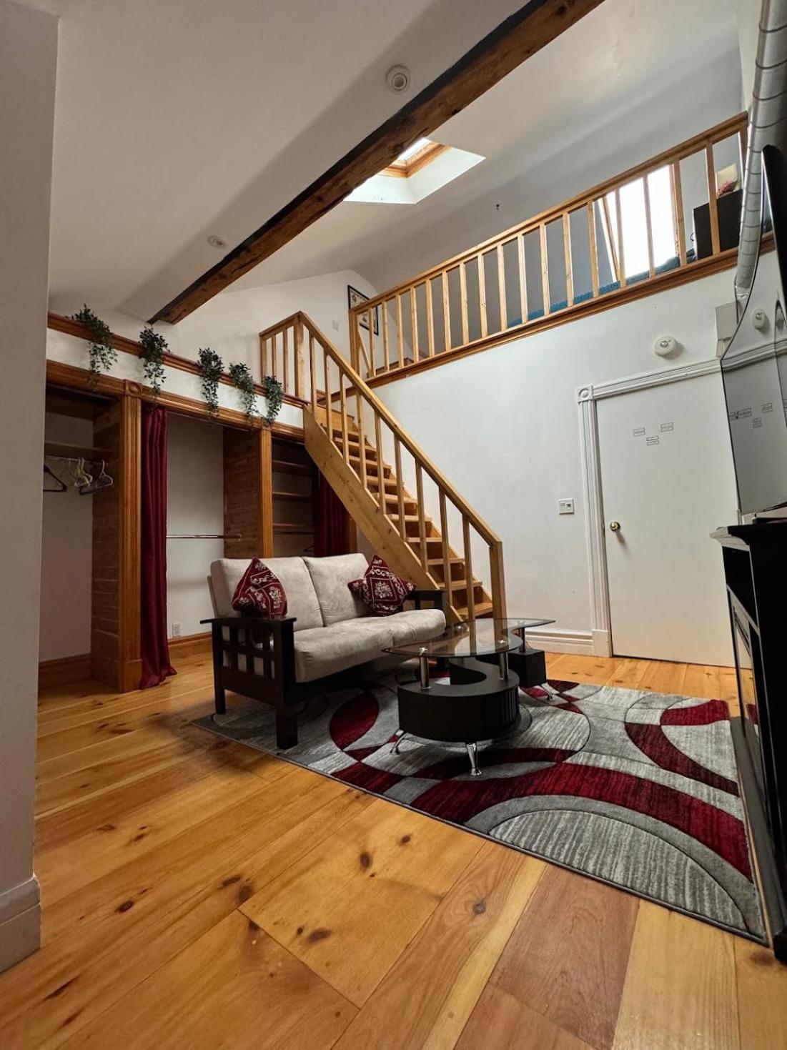 Guest house Spacious Townhouse Close To Dundas Square! Toronto