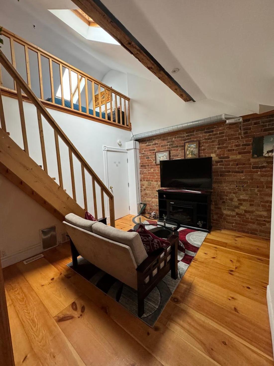 Spacious Townhouse Close To Dundas Square! Guest house Toronto