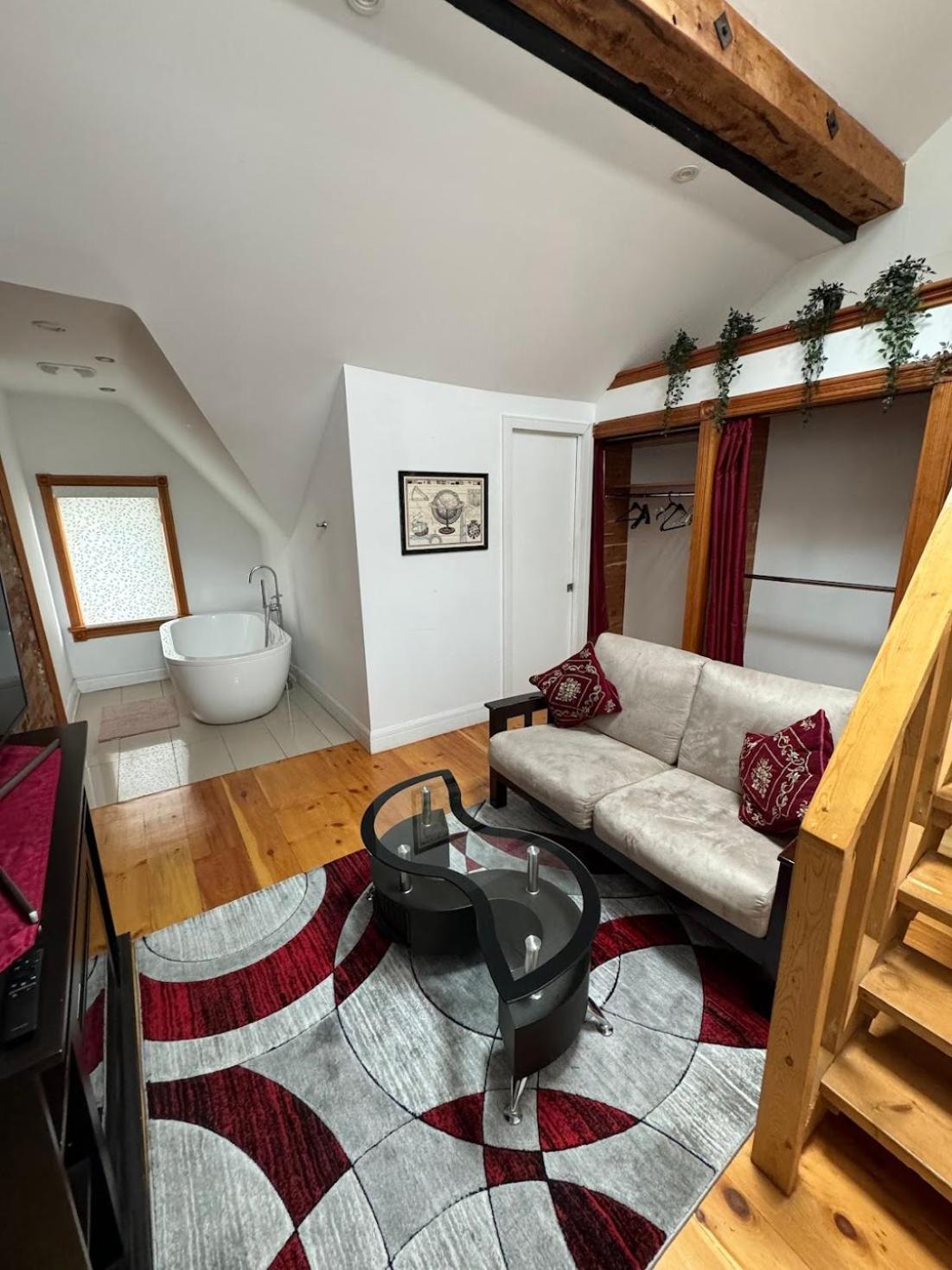 Spacious Townhouse Close To Dundas Square! Guest house