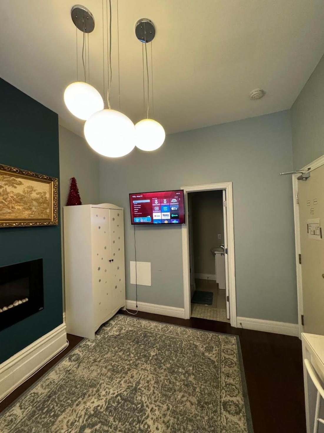Guest house Spacious Townhouse Close To Dundas Square!