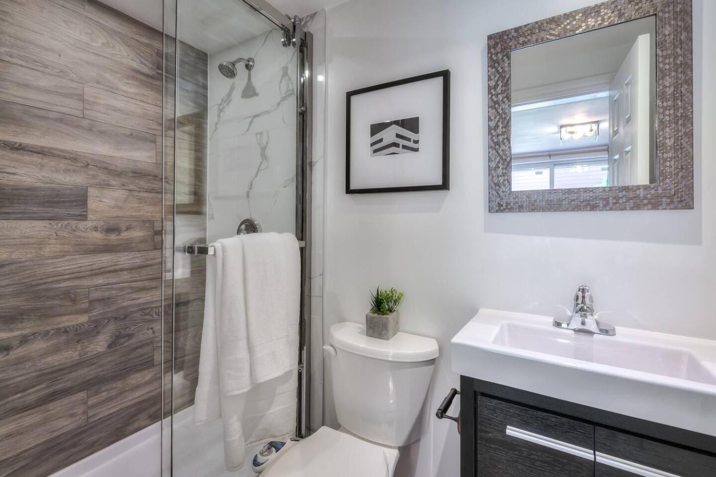 4 Bedrooms Or 2 Bedrooms House Near Fairview Mall And 401 & Dvp