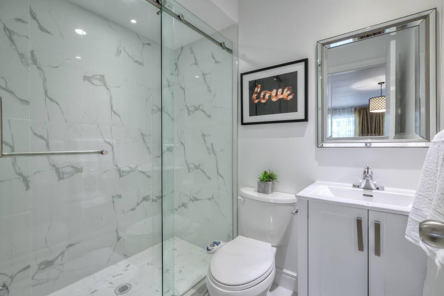 Holiday home 4 Bedrooms Or 2 Bedrooms House Near Fairview Mall And 401 & Dvp