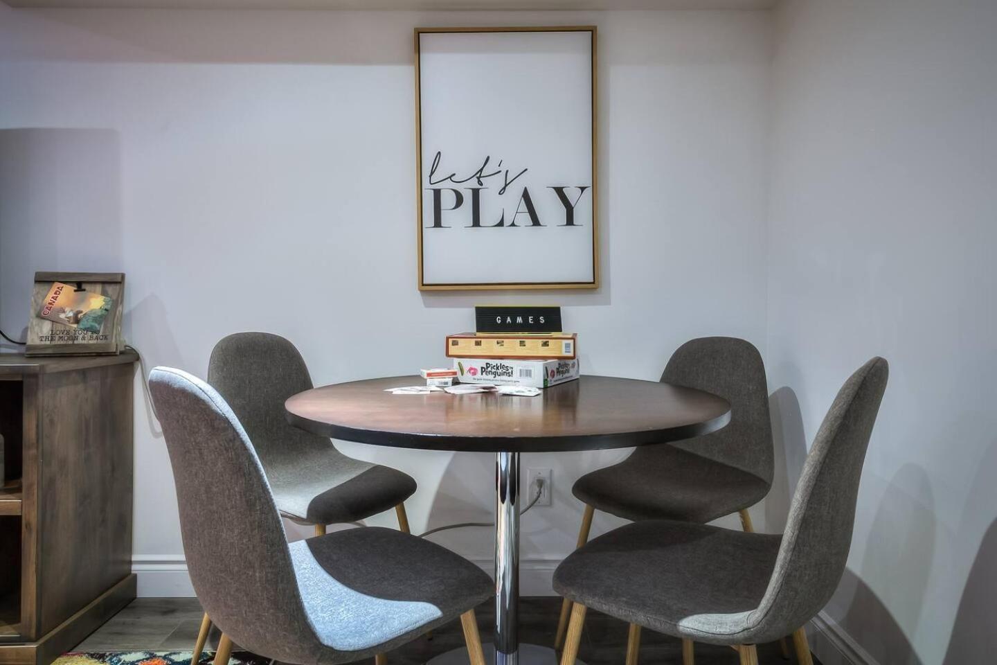 Holiday home 4 Bedrooms Or 2 Bedrooms House Near Fairview Mall And 401 & Dvp *