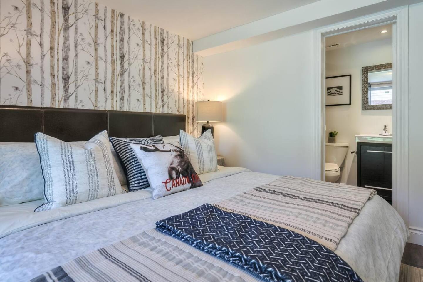 4 Bedrooms Or 2 Bedrooms House Near Fairview Mall And 401 & Dvp Holiday home Toronto