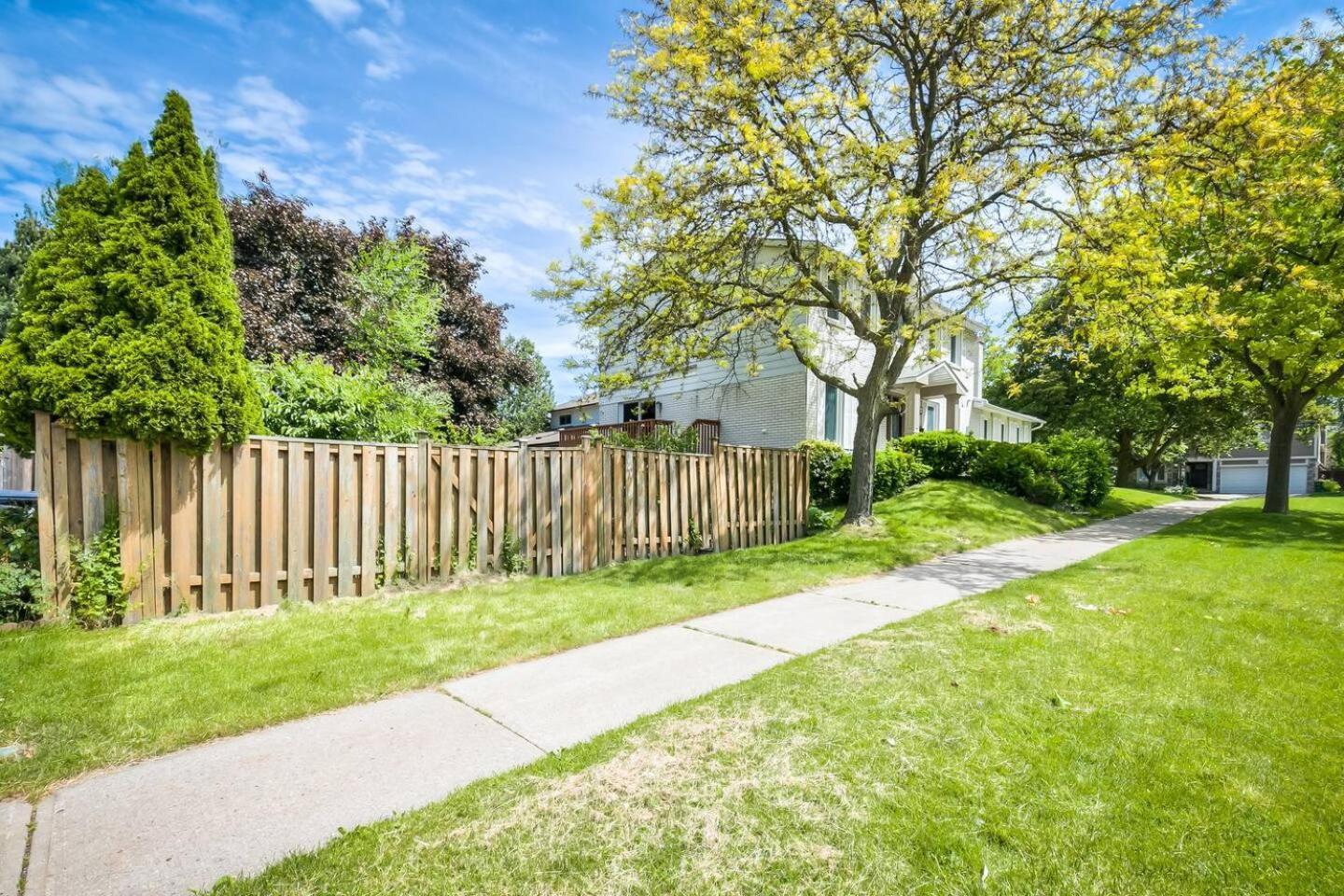 4 Bedrooms Or 2 Bedrooms House Near Fairview Mall And 401 & Dvp * Toronto
