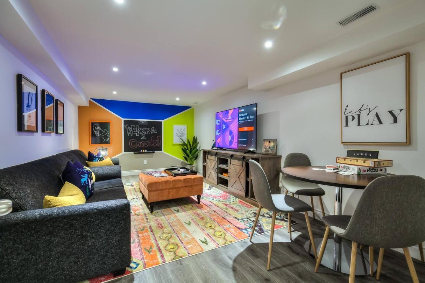 Holiday home 4 Bedrooms Or 2 Bedrooms House Near Fairview Mall And 401 & Dvp Toronto