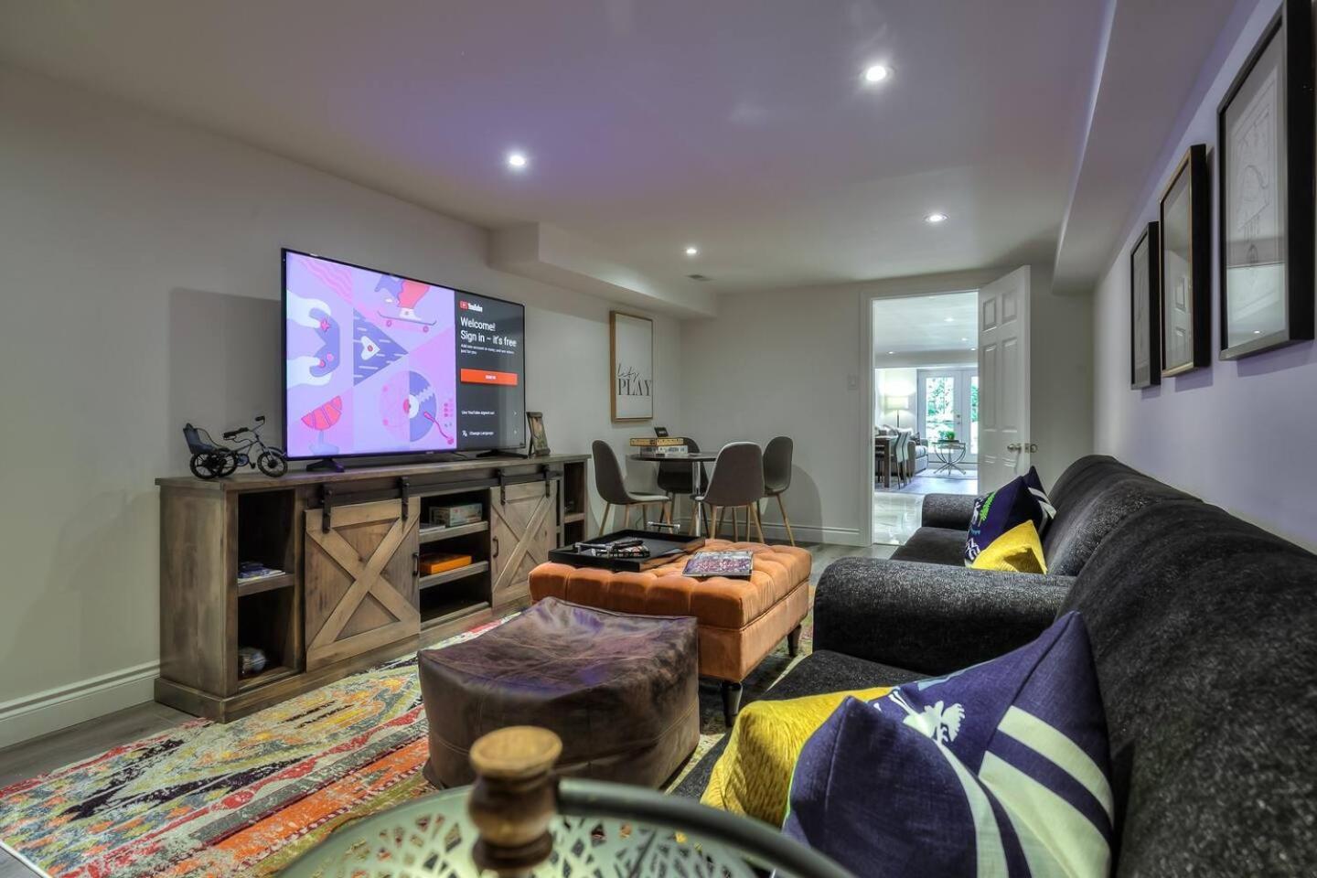 4 Bedrooms Or 2 Bedrooms House Near Fairview Mall And 401 & Dvp Holiday home *