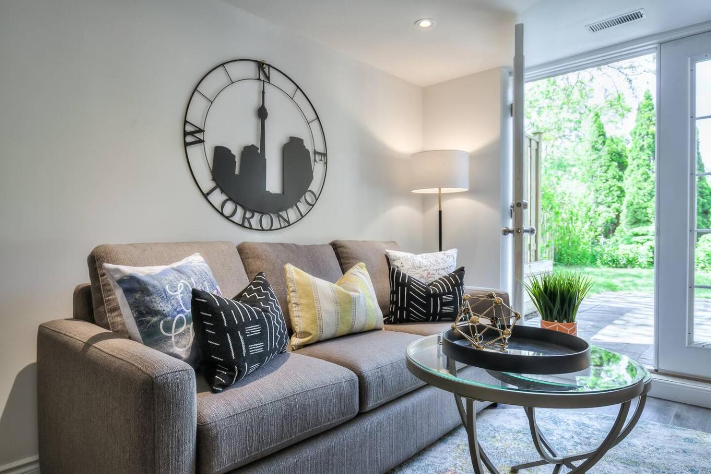 Holiday home 4 Bedrooms Or 2 Bedrooms House Near Fairview Mall And 401 & Dvp *