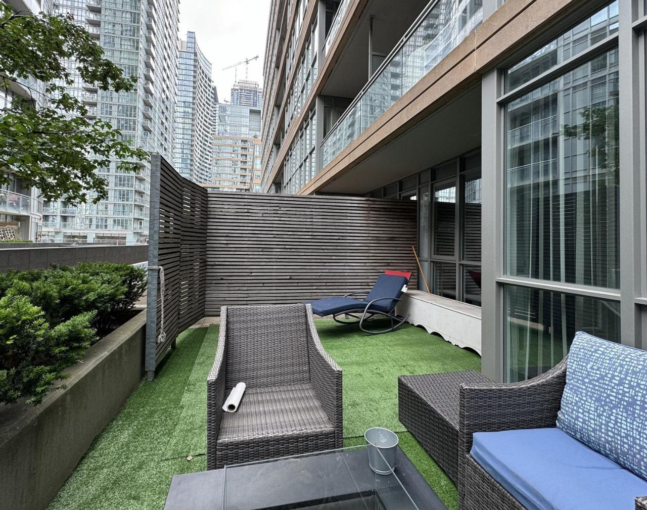 1bdrm Den With 2 Real Beds Sofabed & Terrace & Parking Apartment