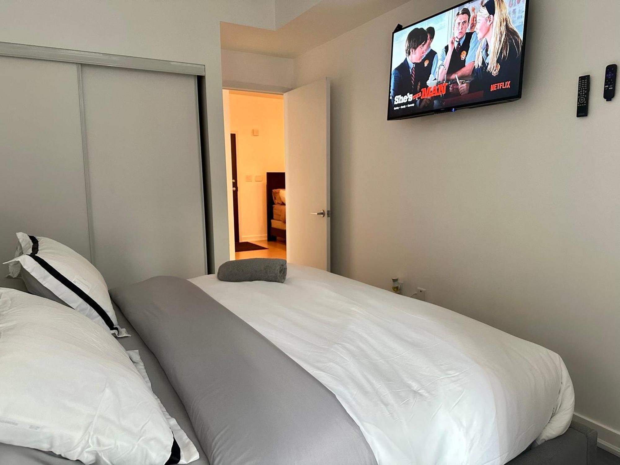 1bdrm Den With 2 Real Beds Sofabed & Terrace & Parking Apartment