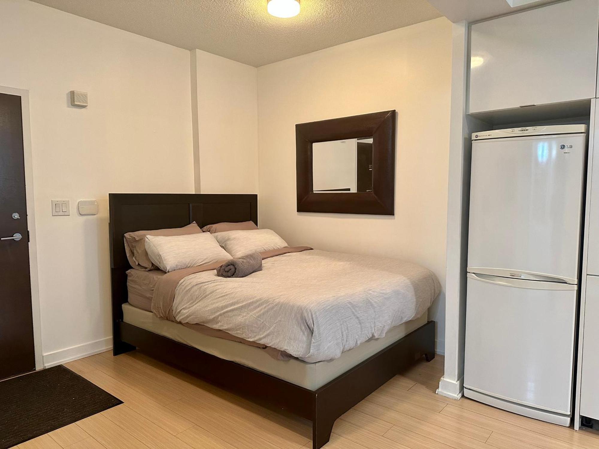 1bdrm Den With 2 Real Beds Sofabed & Terrace & Parking Apartment *