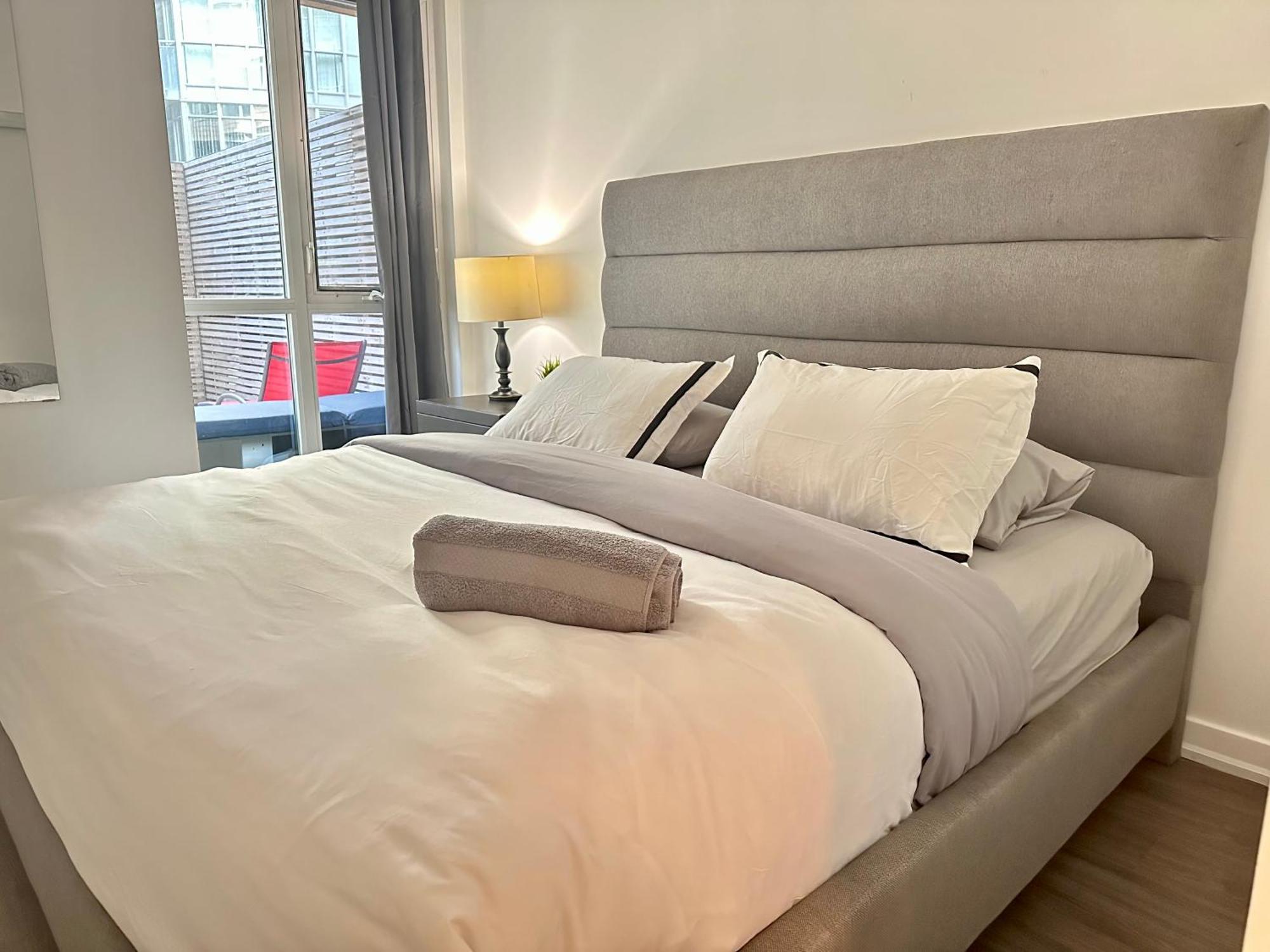 1bdrm Den With 2 Real Beds Sofabed & Terrace & Parking Apartment