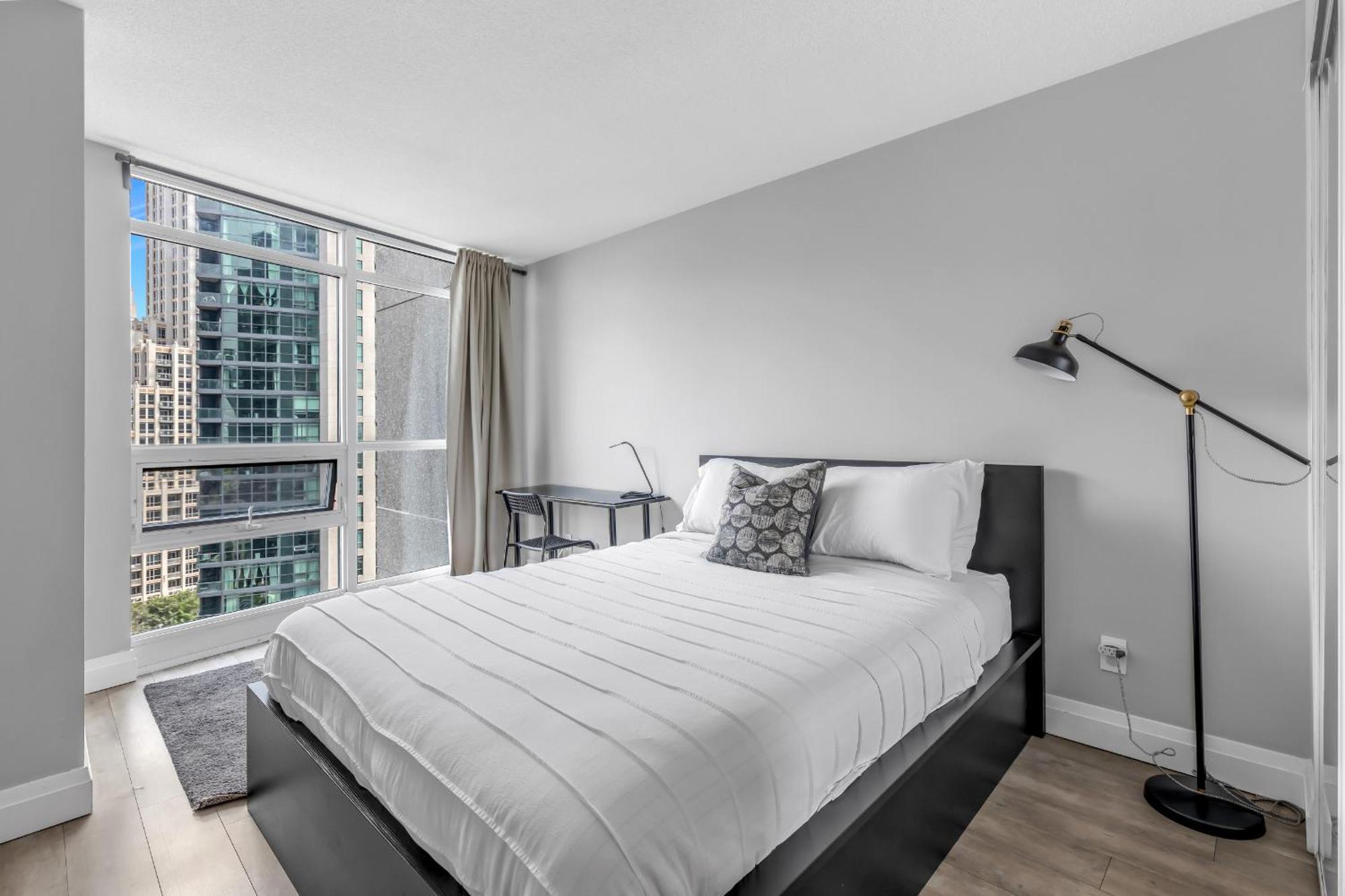 2 Bedroom Waterfront Downtown W/ Free Parking Apartment Toronto