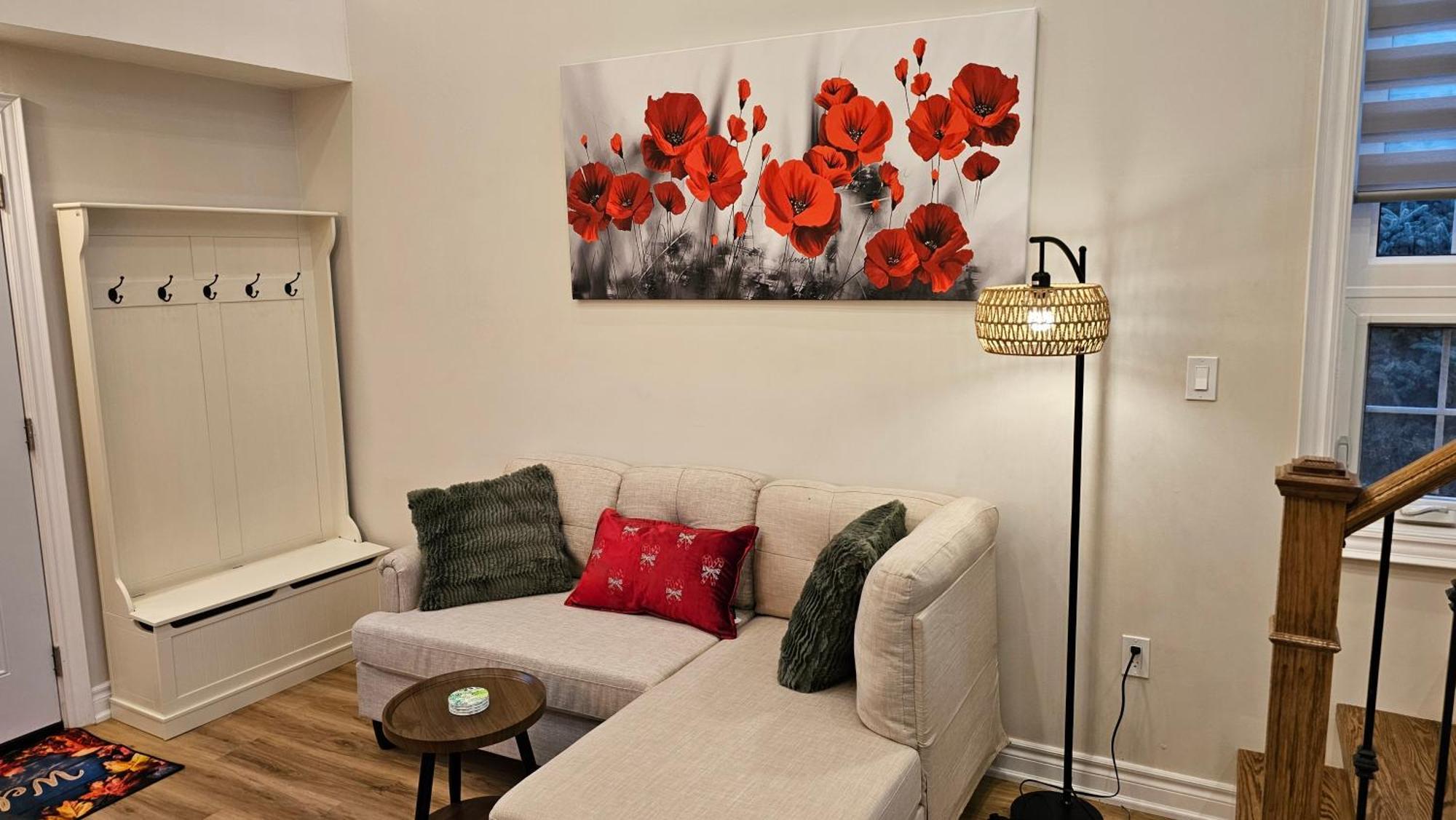 Luxury Family House 3 Beds, 1 Bath, 5 Guest Holiday home Toronto