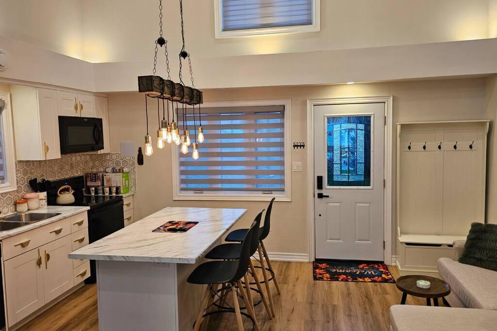 Luxury Family House 3 Beds, 1 Bath, 5 Guest * Toronto