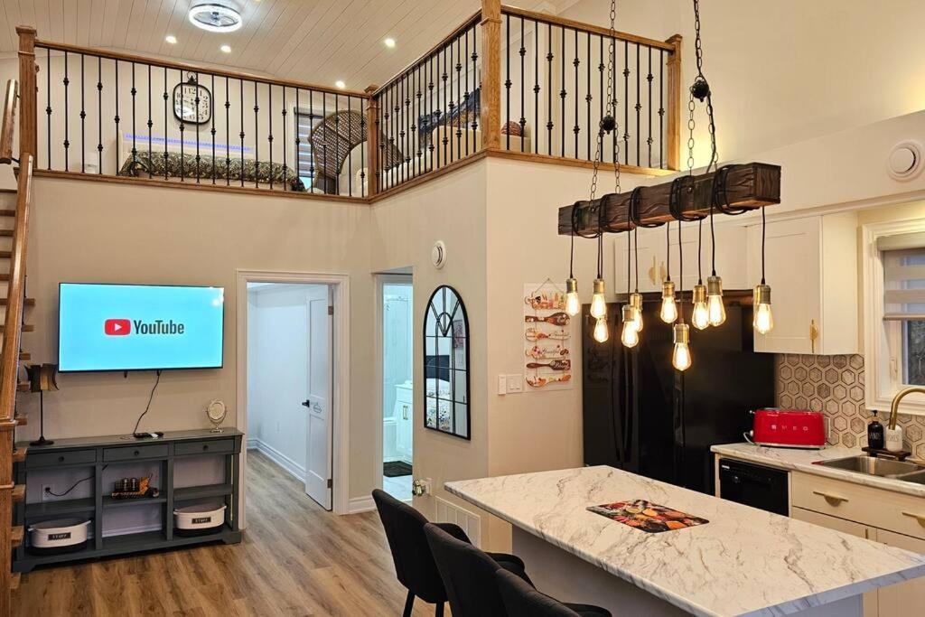 Luxury Family House 3 Beds, 1 Bath, 5 Guest Toronto