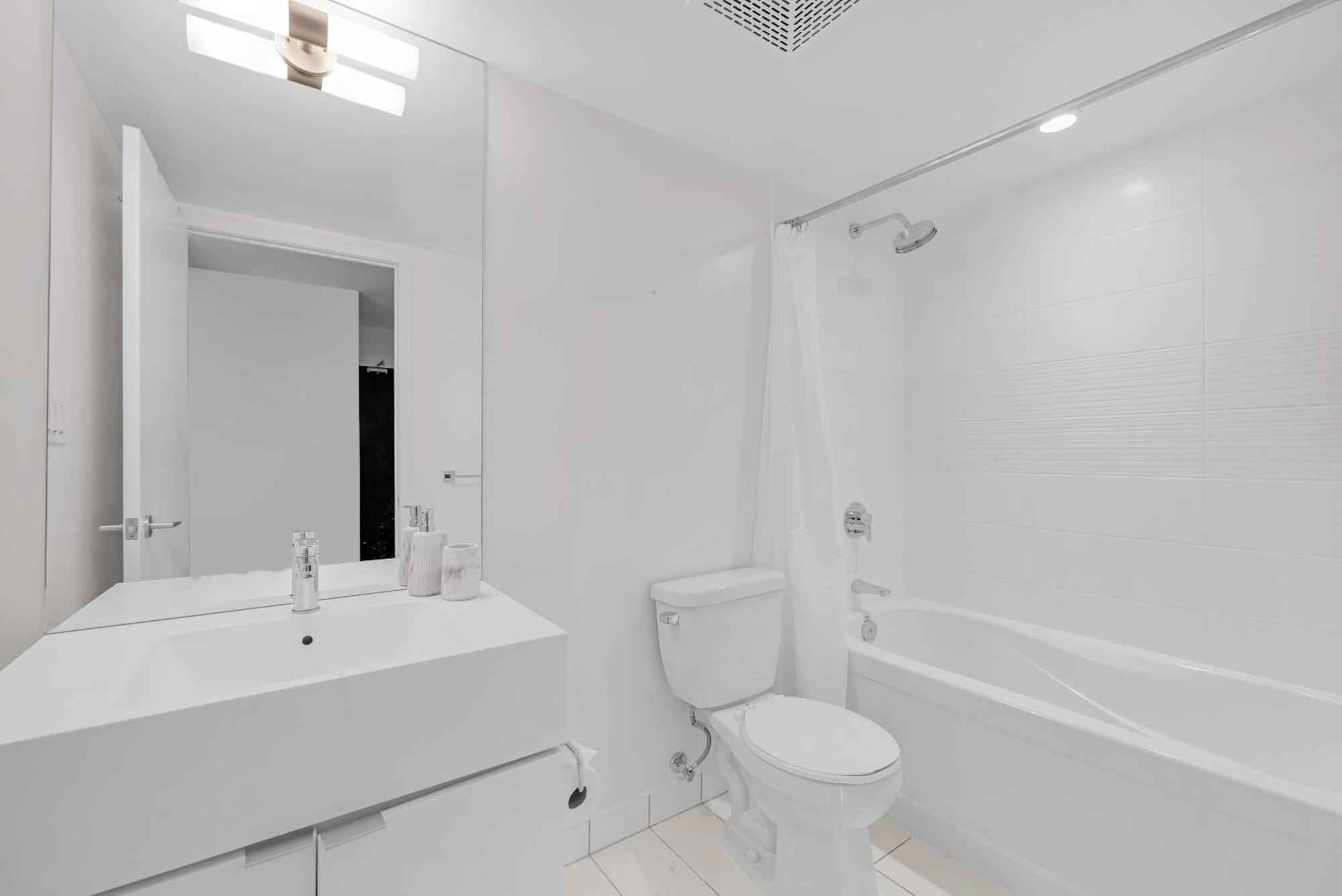 Downtown Oasis Top Location & Free Parking Apartment Toronto