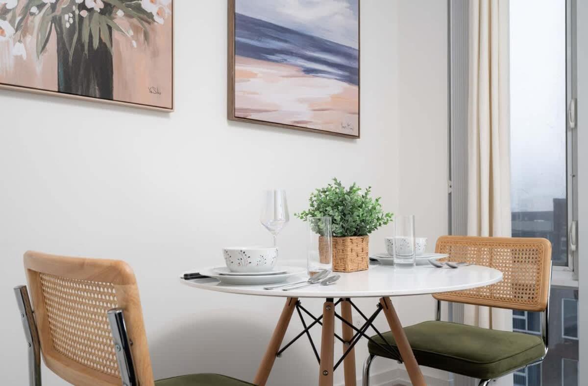 Midsize 1bd In Downtown Core Toronto