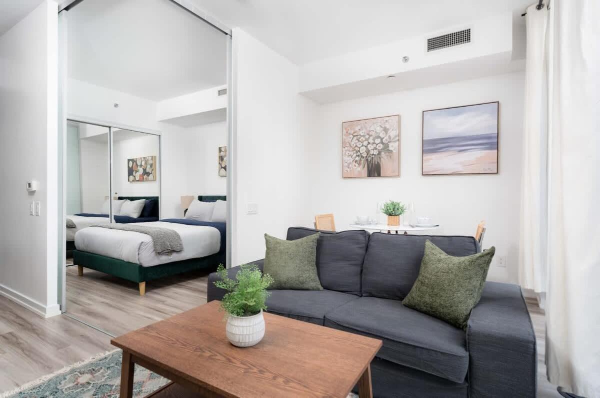 Midsize 1bd In Downtown Core Apartment *