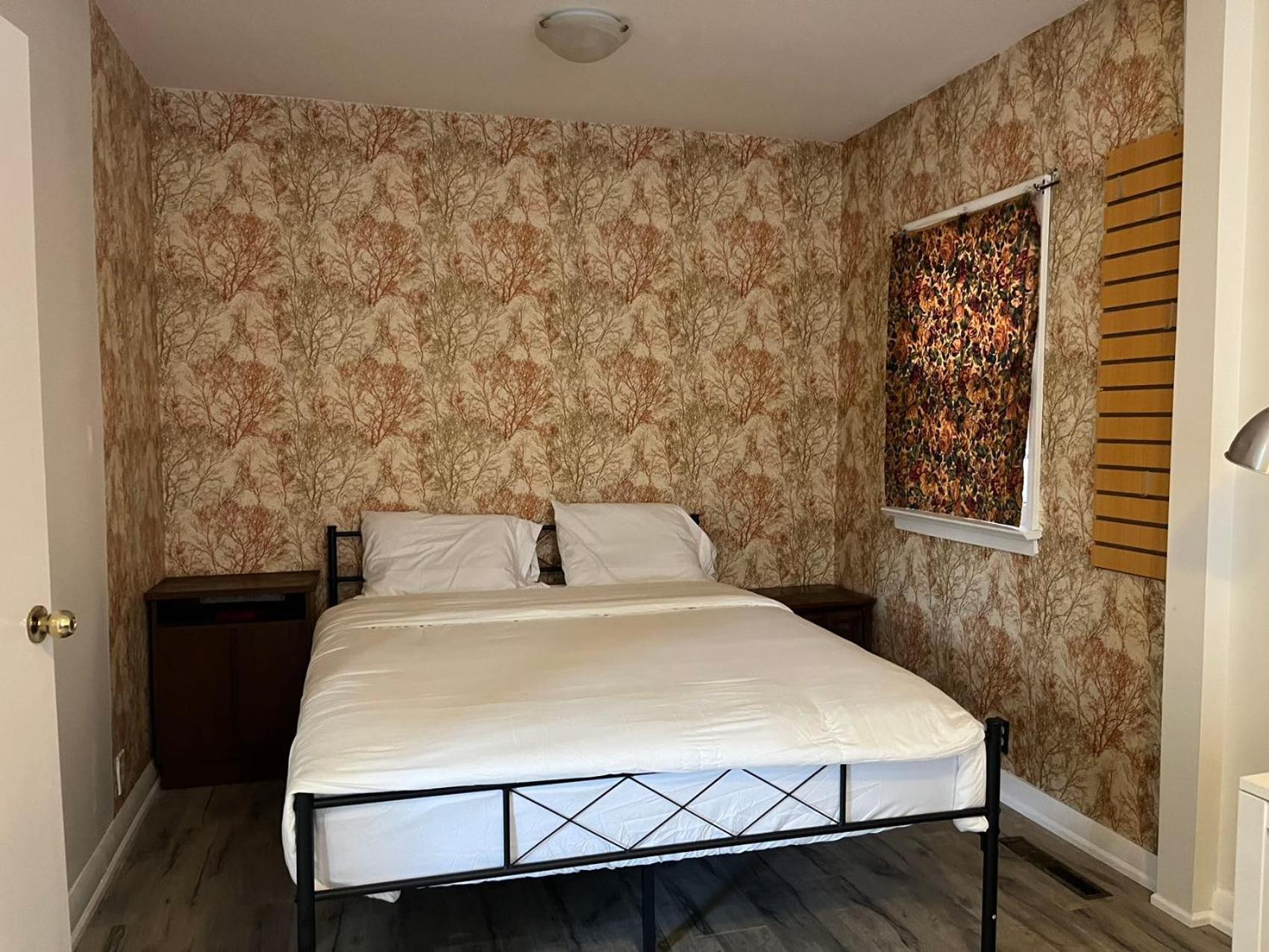 Spacious Urban Retreat Queen Bed & Sofa Bed Near Finch Subway Sleeps 4 * Toronto