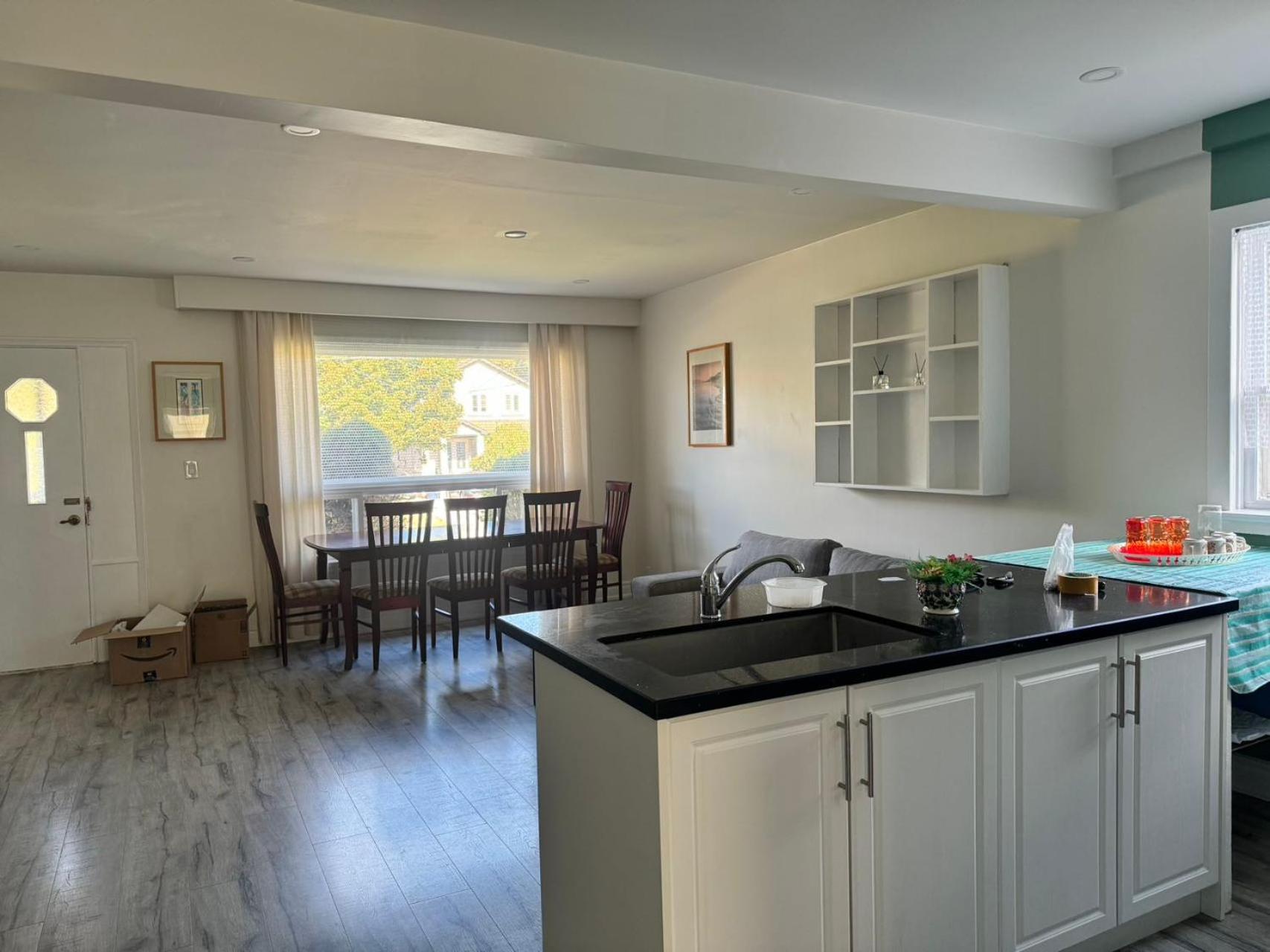Guest house Spacious Urban Retreat Queen Bed & Sofa Bed Near Finch Subway Sleeps 4 Toronto