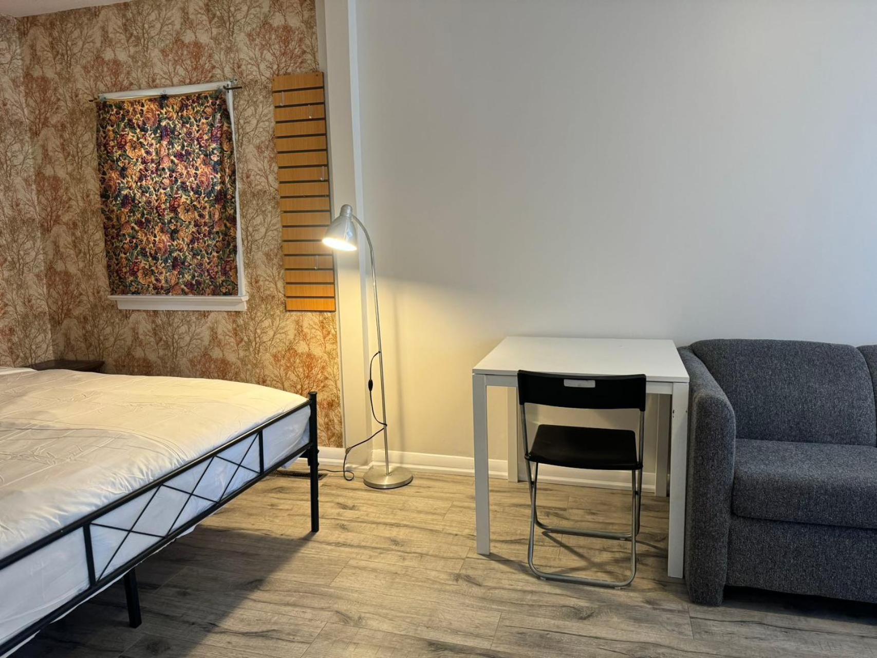 Spacious Urban Retreat Queen Bed & Sofa Bed Near Finch Subway Sleeps 4 * Toronto