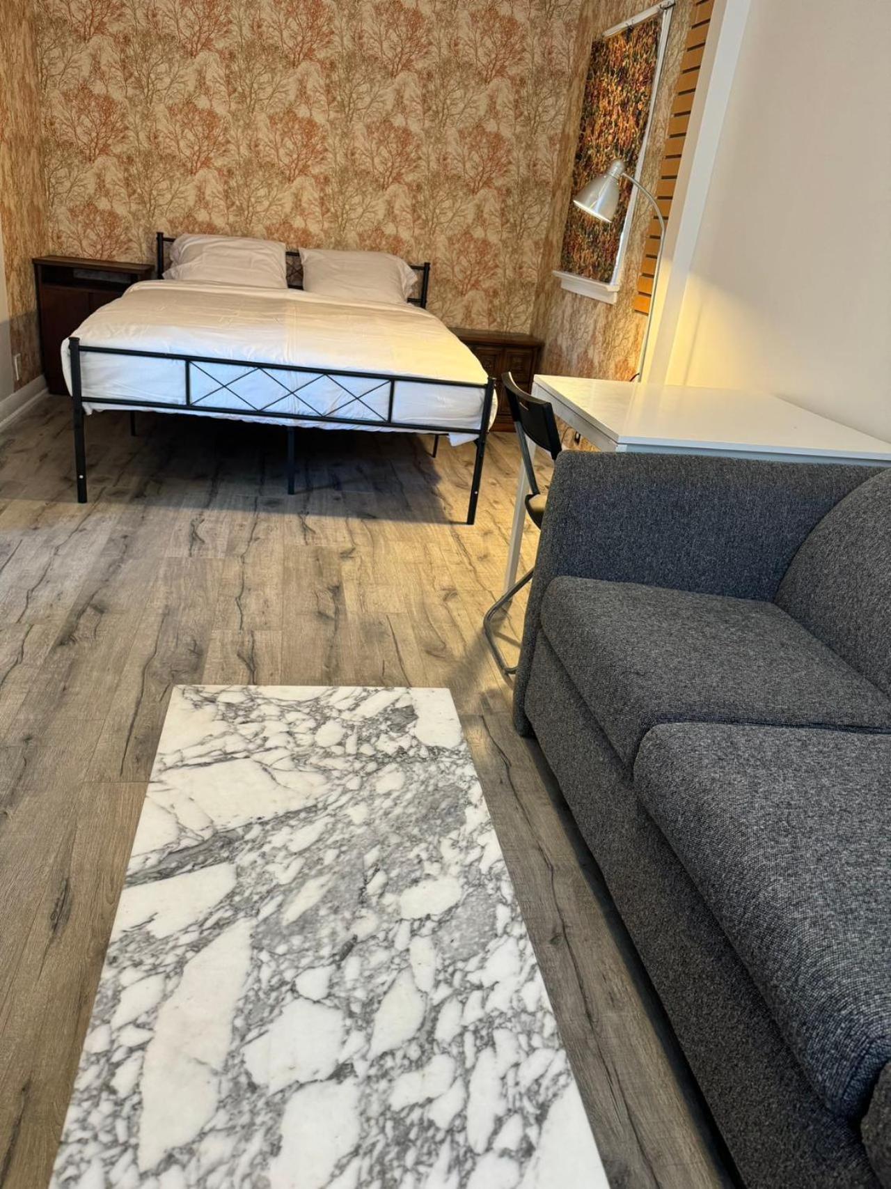 Spacious Urban Retreat Queen Bed & Sofa Bed Near Finch Subway Sleeps 4 Guest house *