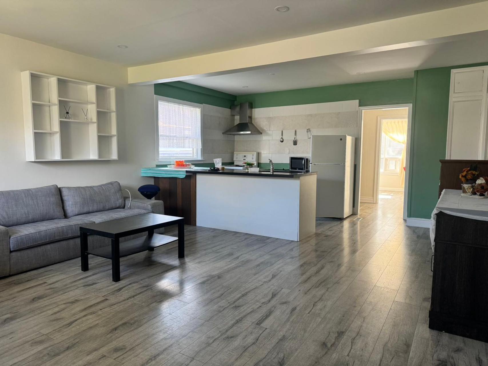 Spacious Urban Retreat Queen Bed & Sofa Bed Near Finch Subway Sleeps 4 *